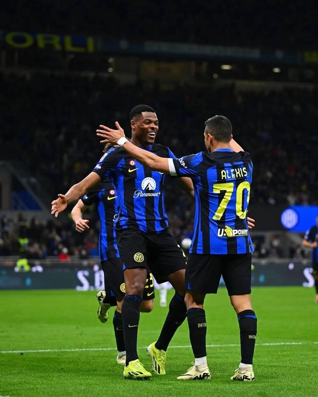 关于乌迪内斯备战对手，主帅召集球员进行战术磋商的信息