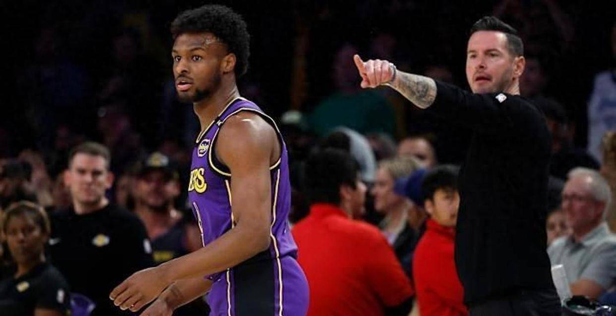 新秀球员在比赛中展现出色发挥,赢得球迷掌声 新秀球员在比赛中展现出色发挥,赢得球迷掌声