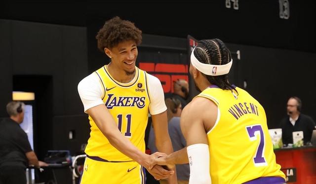 世俱杯冠军-比赛现场球员配合默契,攻守俱佳