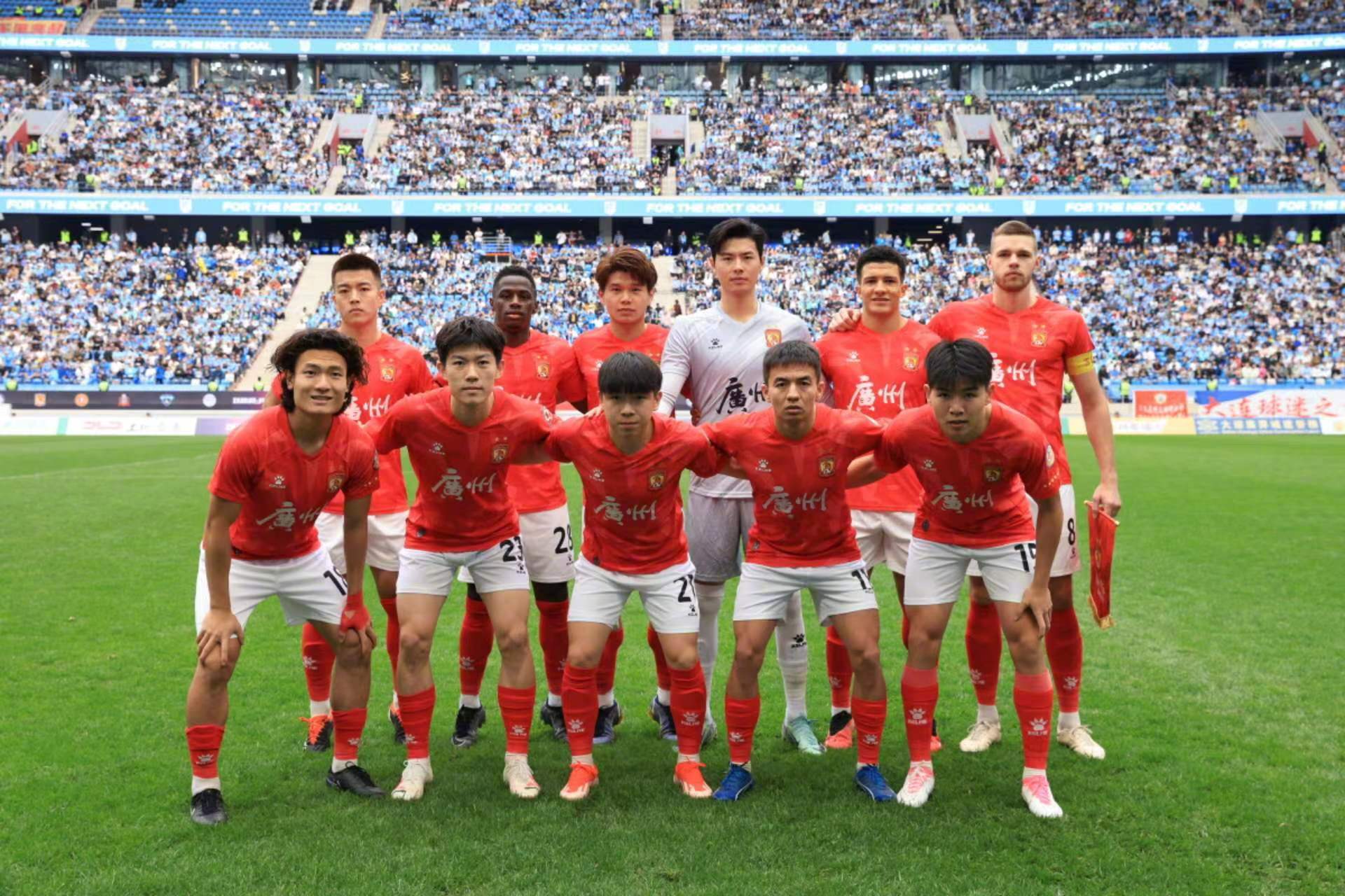 比赛现场球员配合默契,攻守俱佳 比赛现场球员配合默契,攻守俱佳