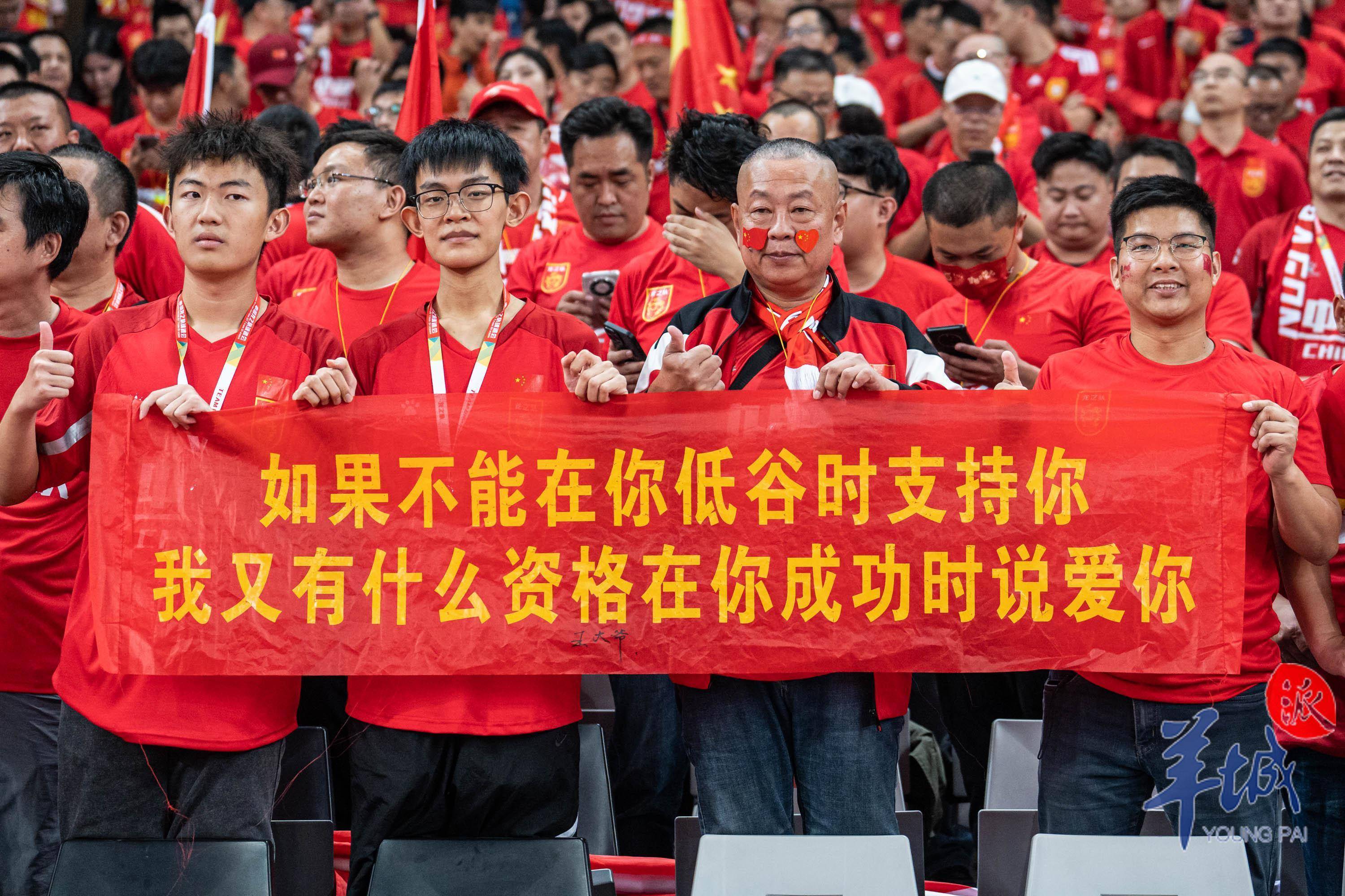 球队主场再战,球迷热情助威备战 球队主场再战,球迷热情助威备战