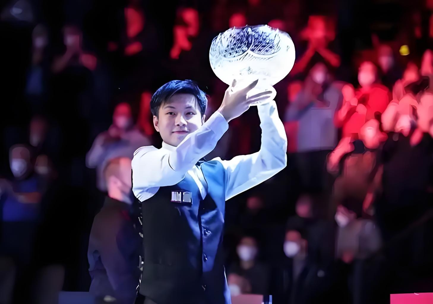 比赛中球员们的奋勇拼搏赢得了观众掌声 比赛中球员们的奋勇拼搏赢得了观众掌声