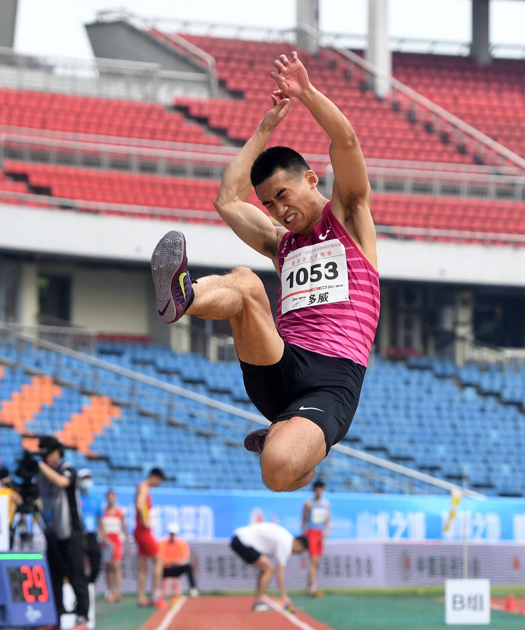 田径男子跳远预赛：美国选手领先晋级