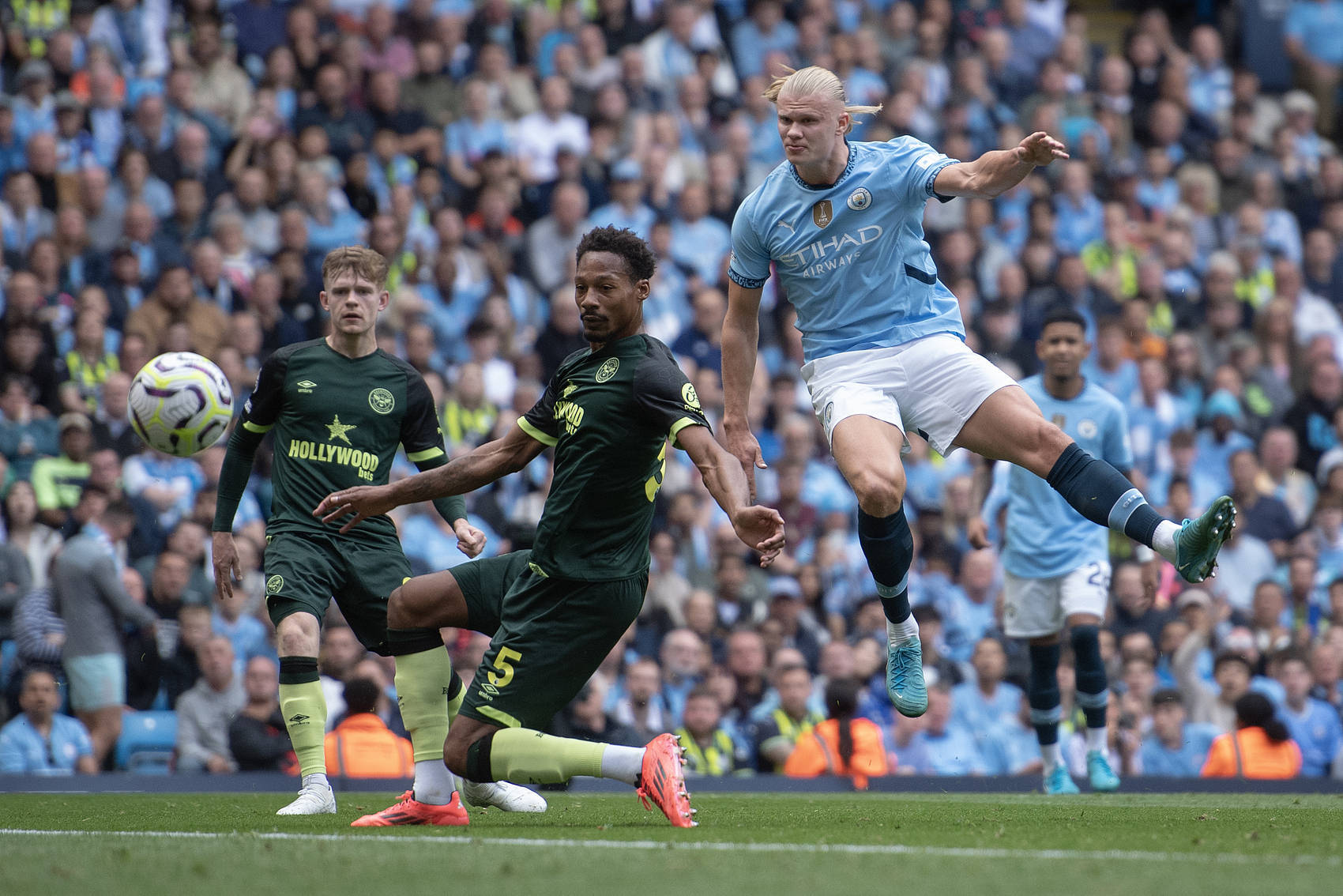 克雷塔罗门前助攻，助球队扳平比分