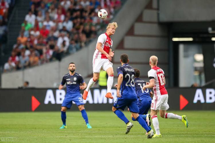 阿贾克斯大胜，压倒对手晋级下一轮