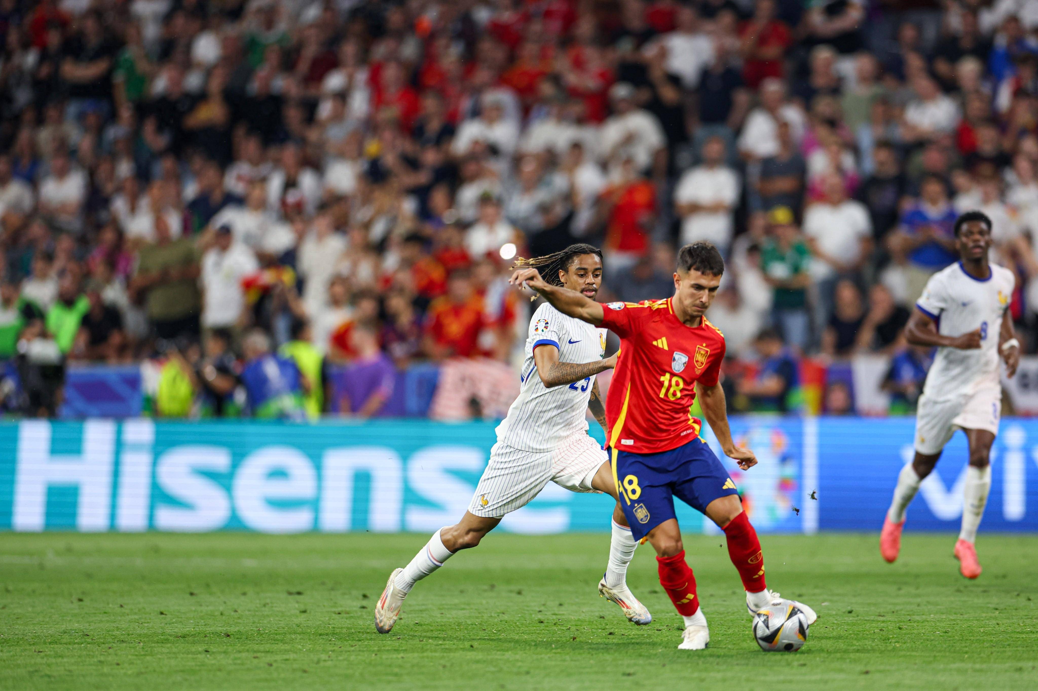 欧洲杯预选赛紧张开战,球迷激情助威 欧洲杯预选赛紧张开战,球迷激情助威