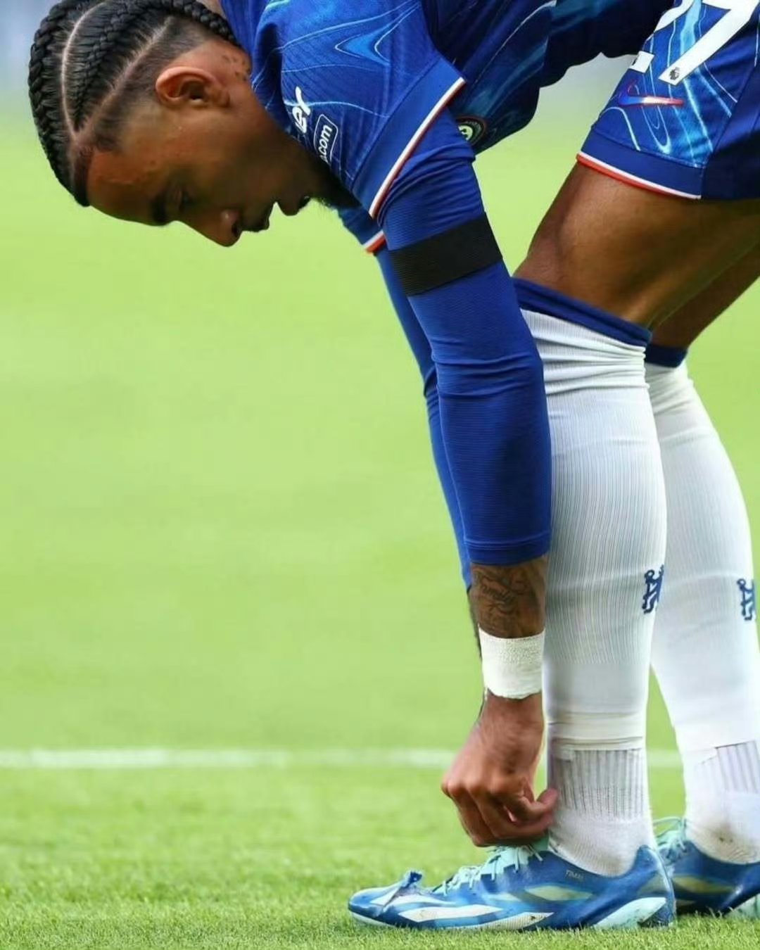 球员身手矫健，赛场上疾如闪电