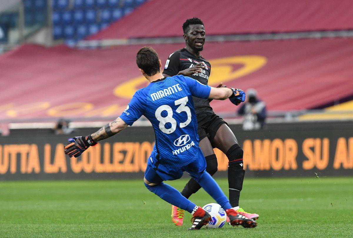 博洛尼亚后卫草草犯规，导致点球丢球