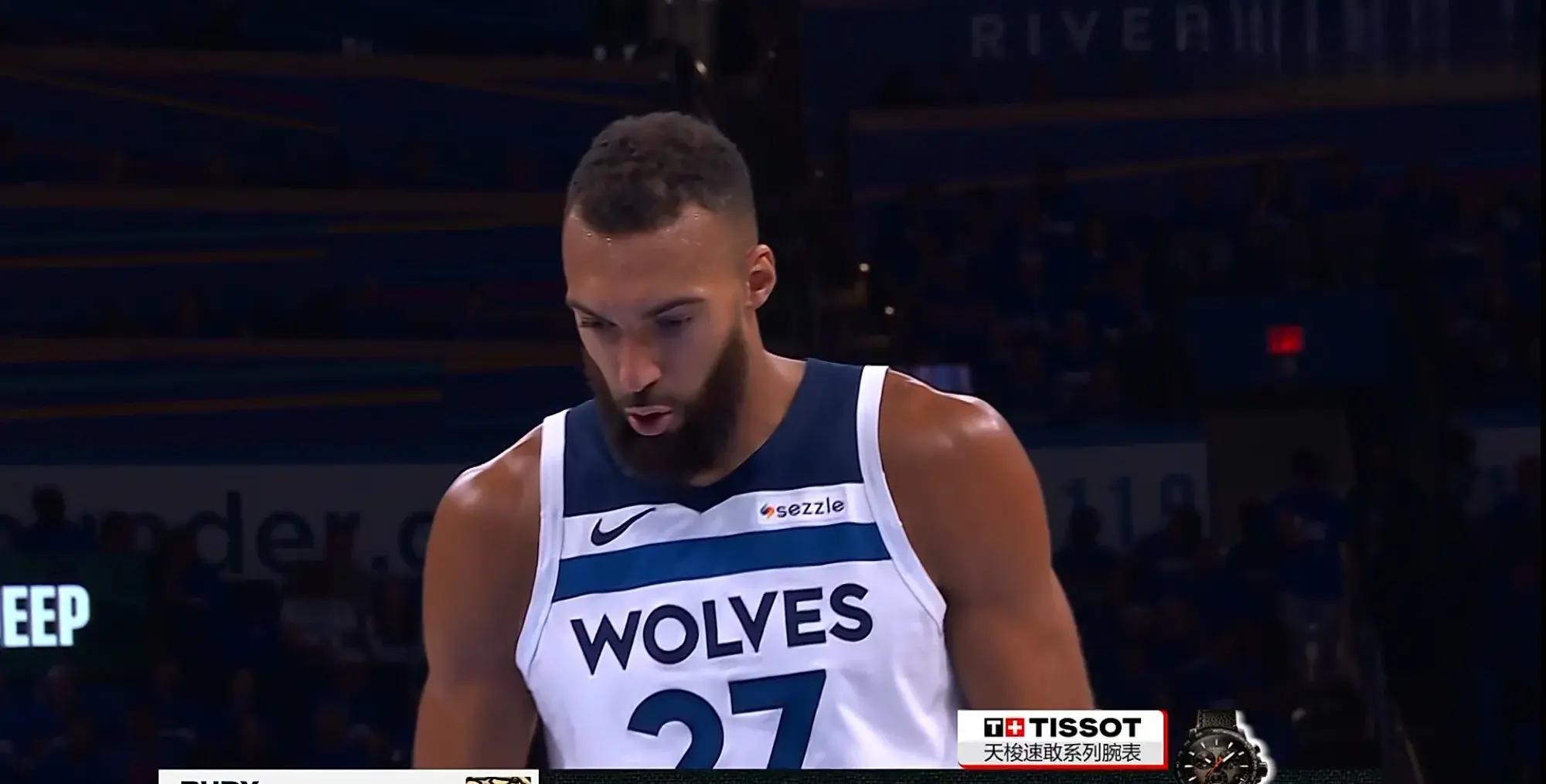 活塞遭到狼群围攻,戈贝尔惨遭犯规 活塞遭到狼群围攻,戈贝尔惨遭犯规