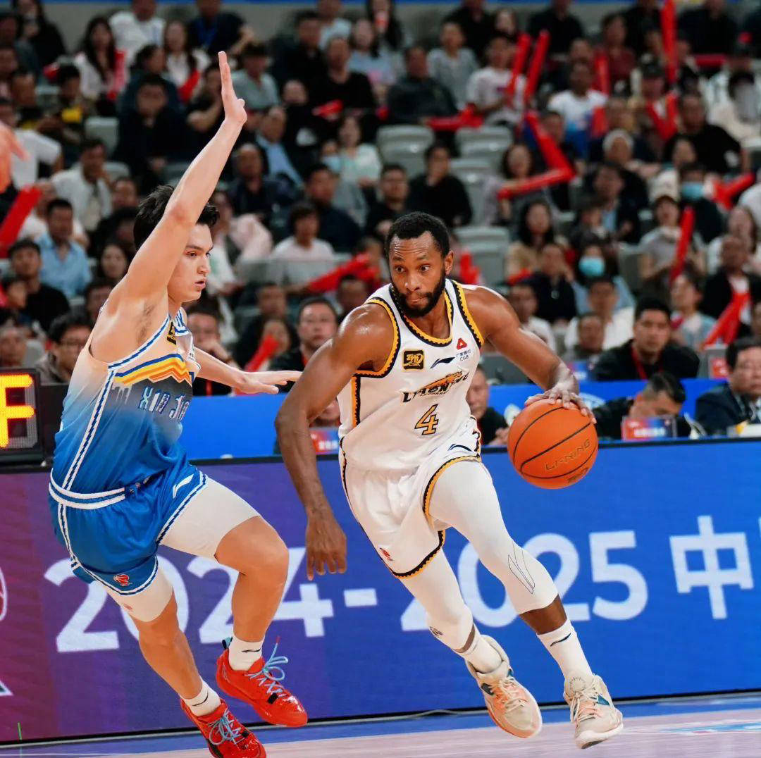 世俱杯官网-新疆篮球队压倒对手，轻松晋级