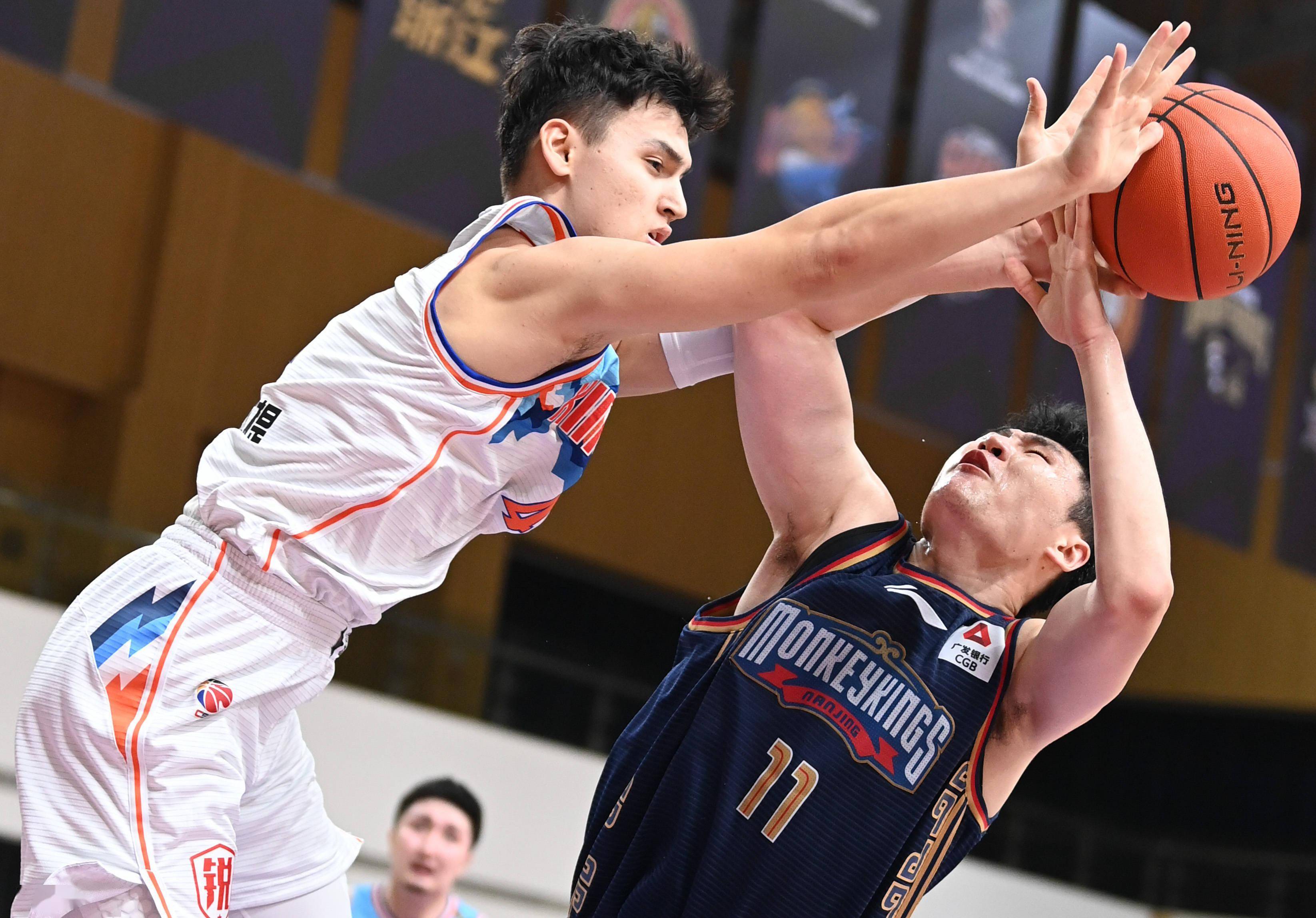 新疆篮球队压倒对手，轻松晋级