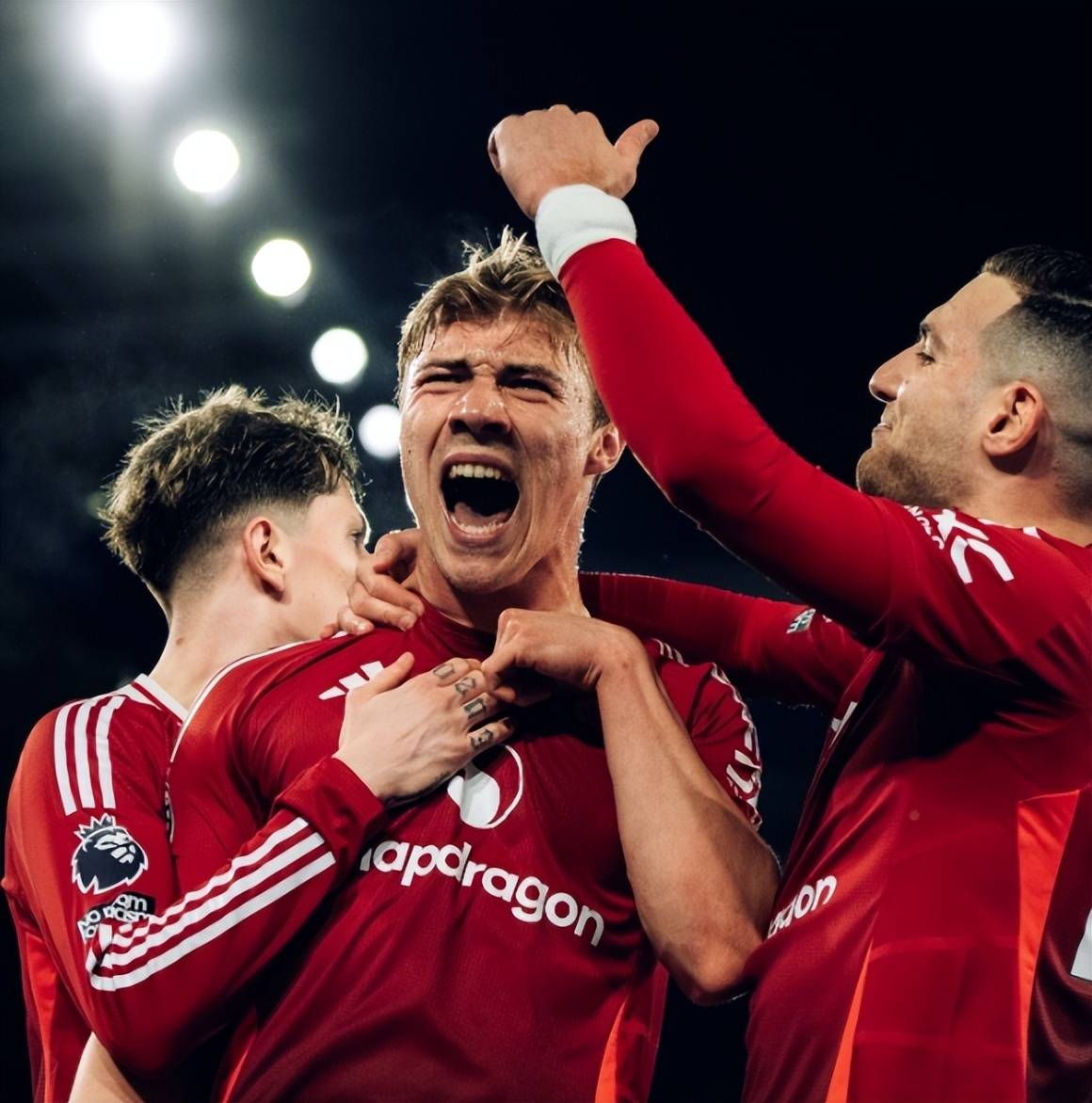 足坛再掀高潮,球场上的精彩表现值得期待 足坛再掀高潮,球场上的精彩表现值得期待