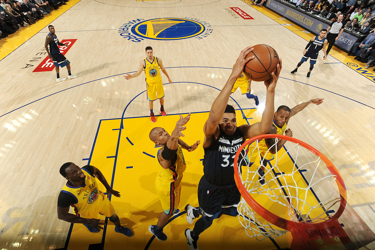 厉害的球星在比赛中发挥出色领队伍获胜