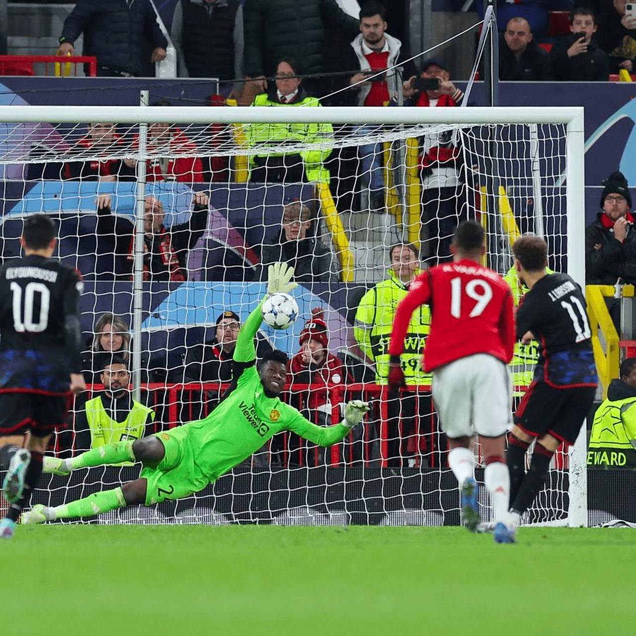 世俱杯决赛-包含曼联客场获胜，欧冠资格赛前景美好的词条