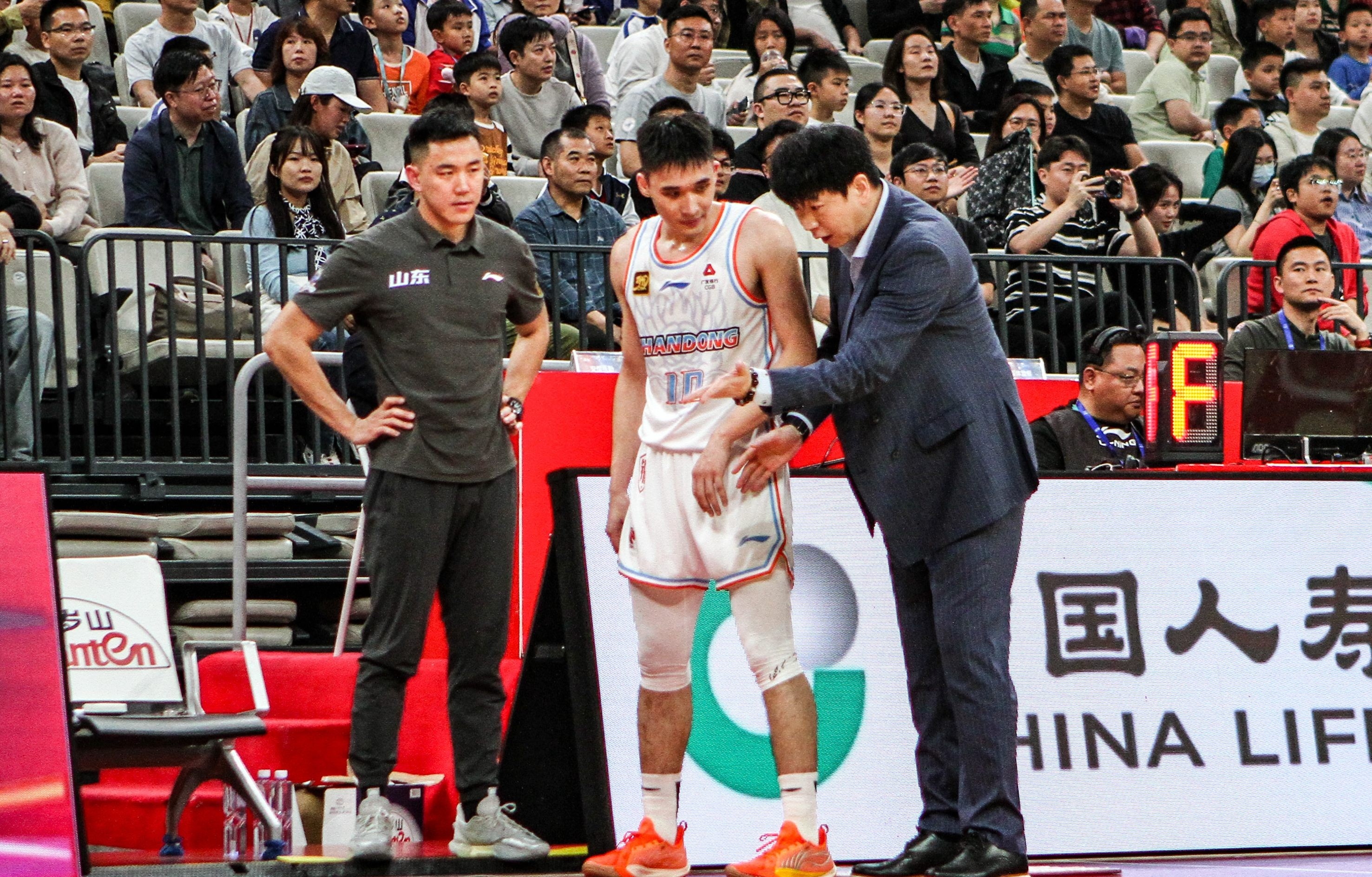 广州队横扫山东队,追赶领头羊 广州队横扫山东队,追赶领头羊