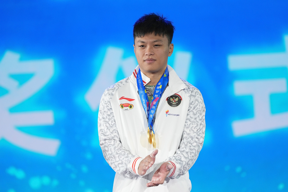 举重男子公斤级：黄粤劲获金牌