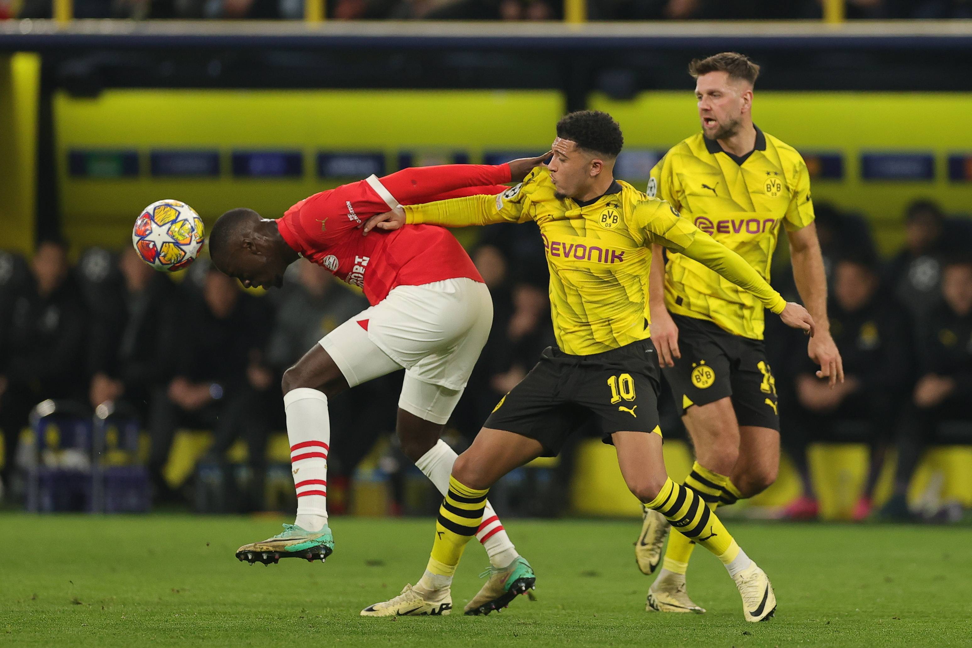 包含多特蒙德主帅赞扬球员表现，士气大涨的词条