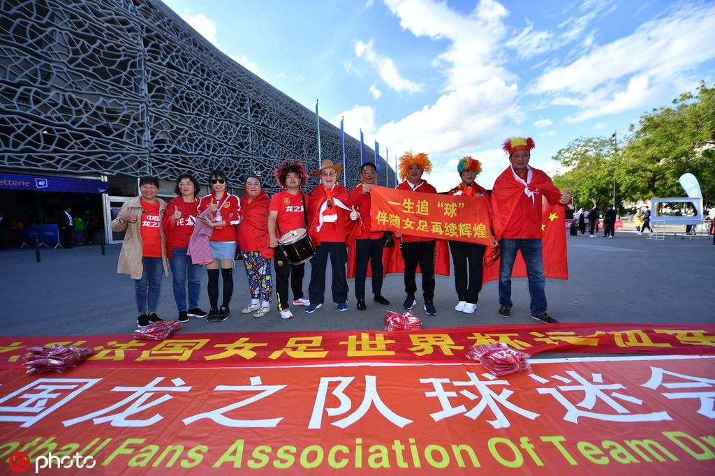 包含欧预赛现场气氛火爆,球迷热情高涨的词条 包含欧预赛现场气氛火爆,球迷热情高涨的词条