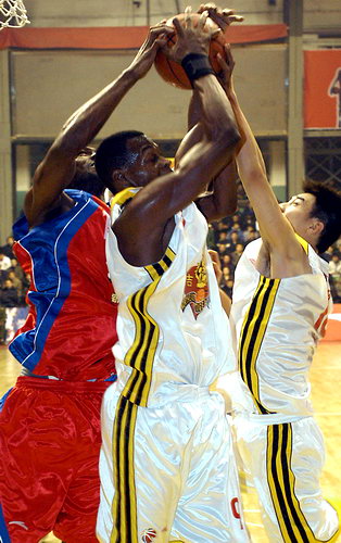 世俱杯官网-抢篮板突破助攻配合无间展现团队力量