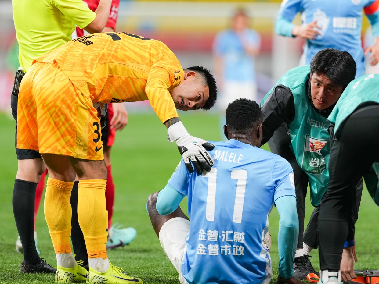 世俱杯参赛资格-包含足球赛事中风生水起,球员们备战紧张的词条