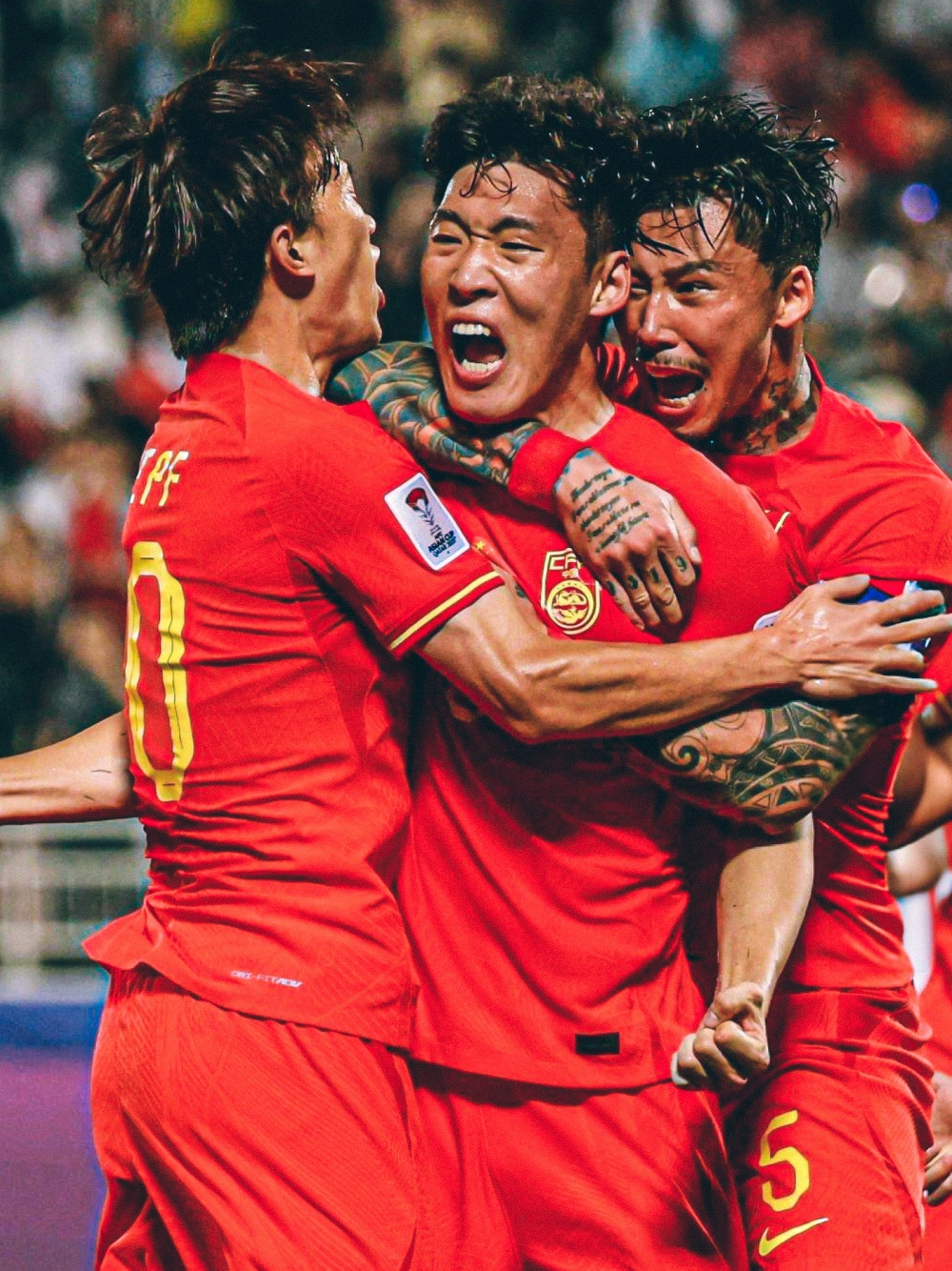 世俱杯官网-国内足球场上疯狂激战，球队斗志昂扬展现实力！