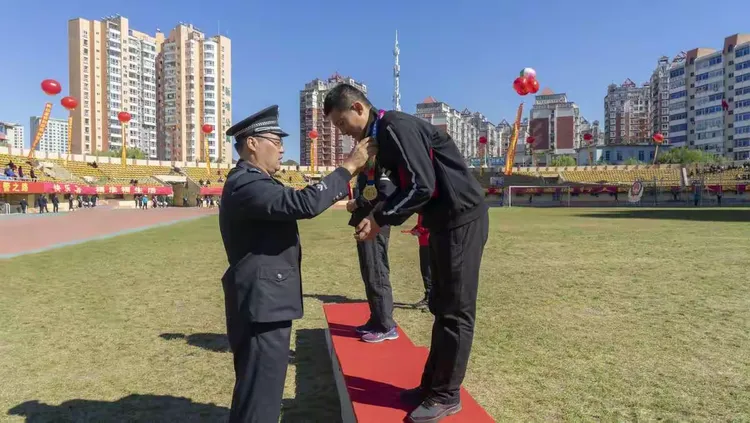 世俱杯分组-球队团结拼搏,奋勇争先赢得掌声