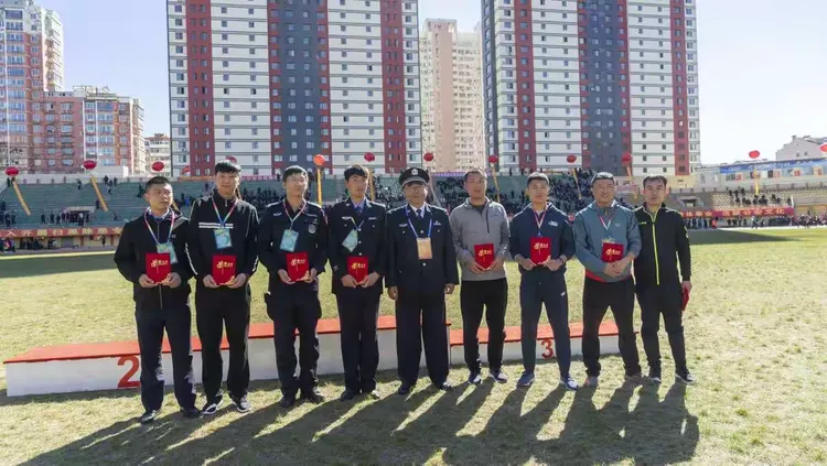 球队团结拼搏,奋勇争先赢得掌声 球队团结拼搏,奋勇争先赢得掌声