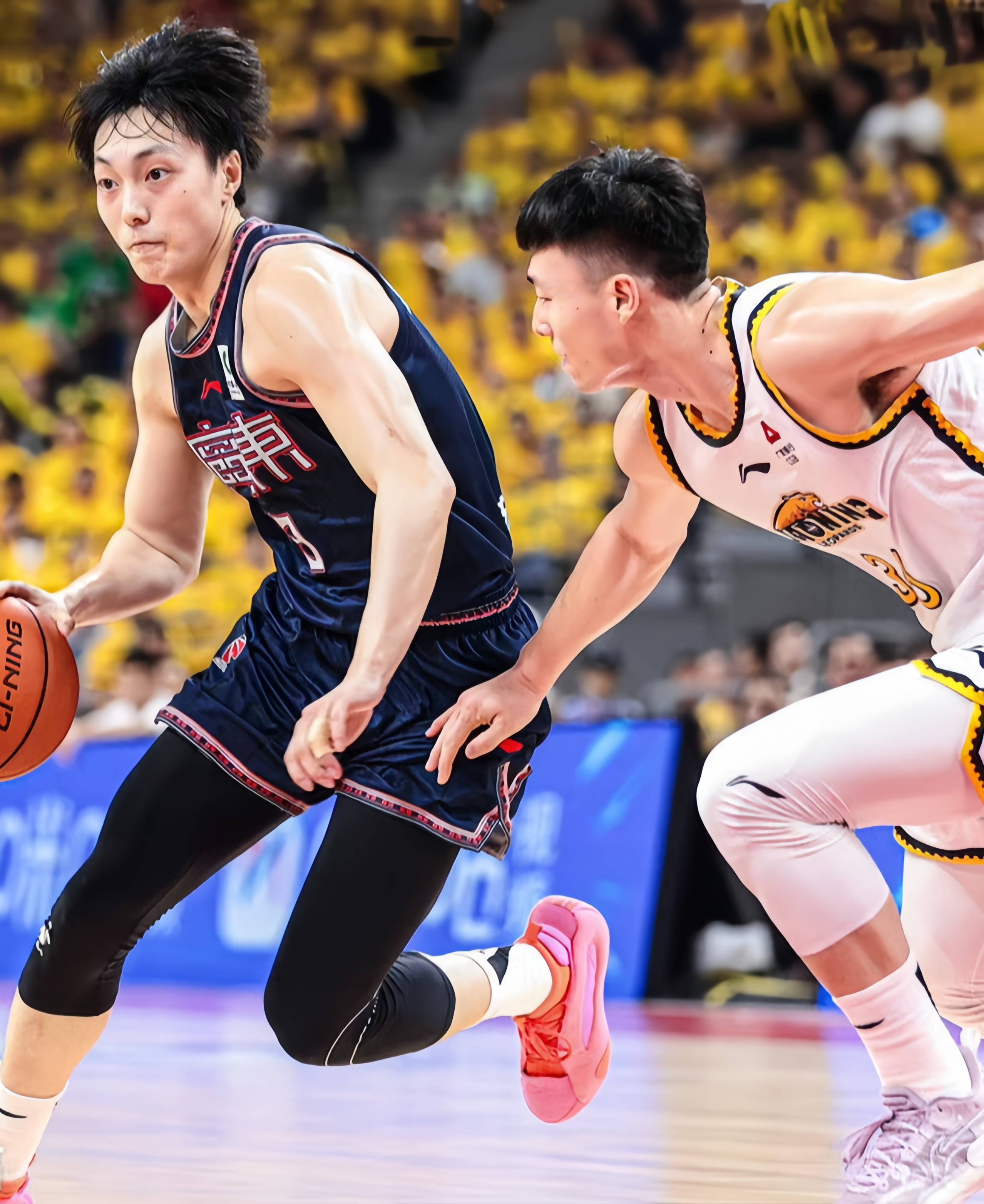 世俱杯分组-一位CBA球员在比赛中展现出色表现