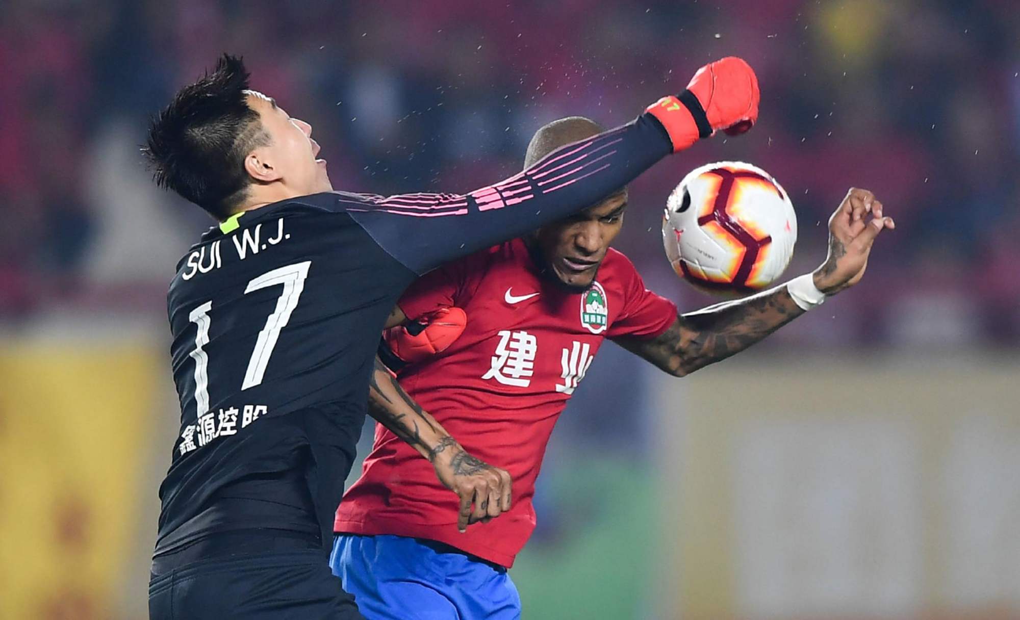 世俱杯官网-重庆斯威坐镇主场战胜大连一方,获得胜利