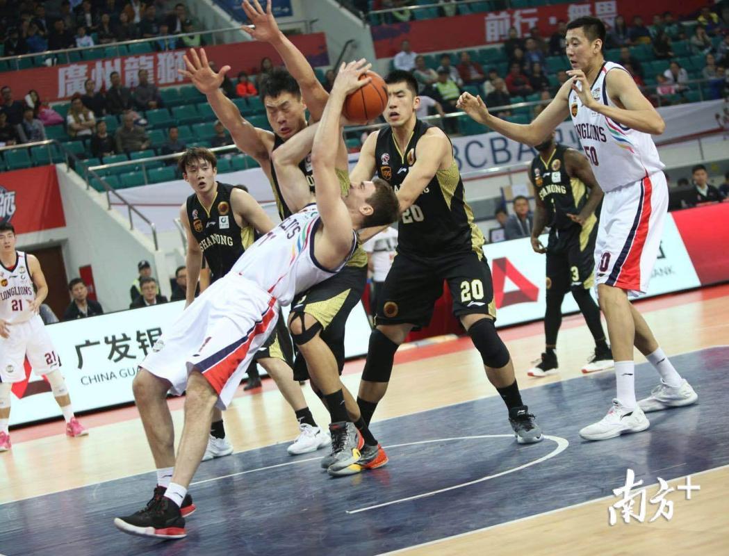 香港队在比赛中力克对手,夺得关键胜利 香港队在比赛中力克对手,夺得关键胜利