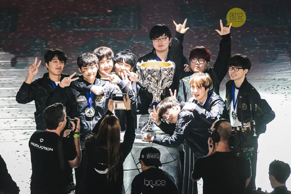 IG横扫CLG,Ming打出惊人五杀顶尖较量全球总决赛,让粉丝疯狂欢呼 IG横扫CLG,Ming打出惊人五杀顶尖较量全球总决赛,让粉丝疯狂欢呼