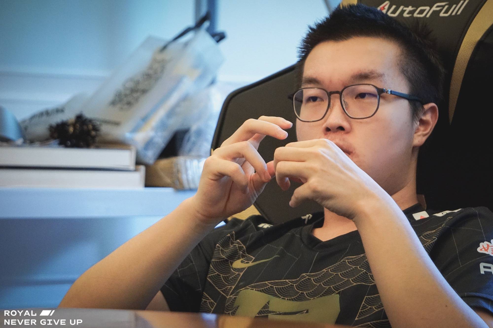 SHR横扫RNG,Zeus团战一打五强强对话入围赛,点燃全场激情 SHR横扫RNG,Zeus团战一打五强强对话入围赛,点燃全场激情