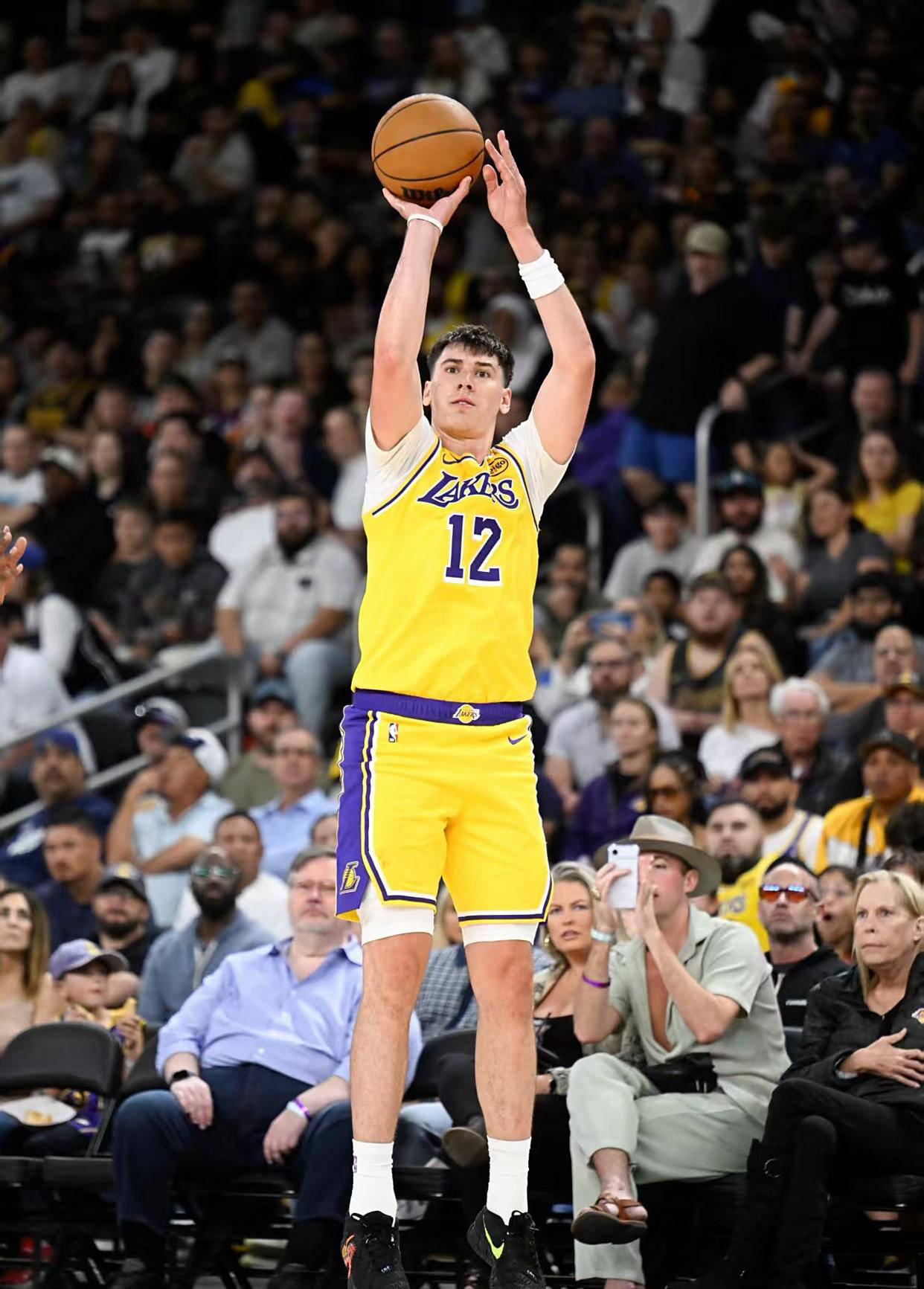 勇士队击败湖人队,夺取胜利 勇士队击败湖人队,夺取胜利