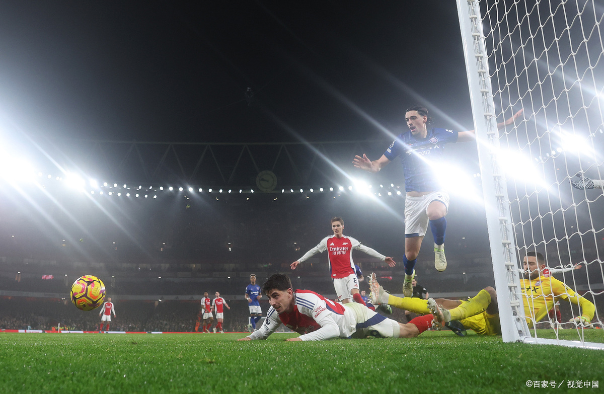 精彩足球比赛赛场上运动员内心激动，发自内心的奋斗的简单介绍