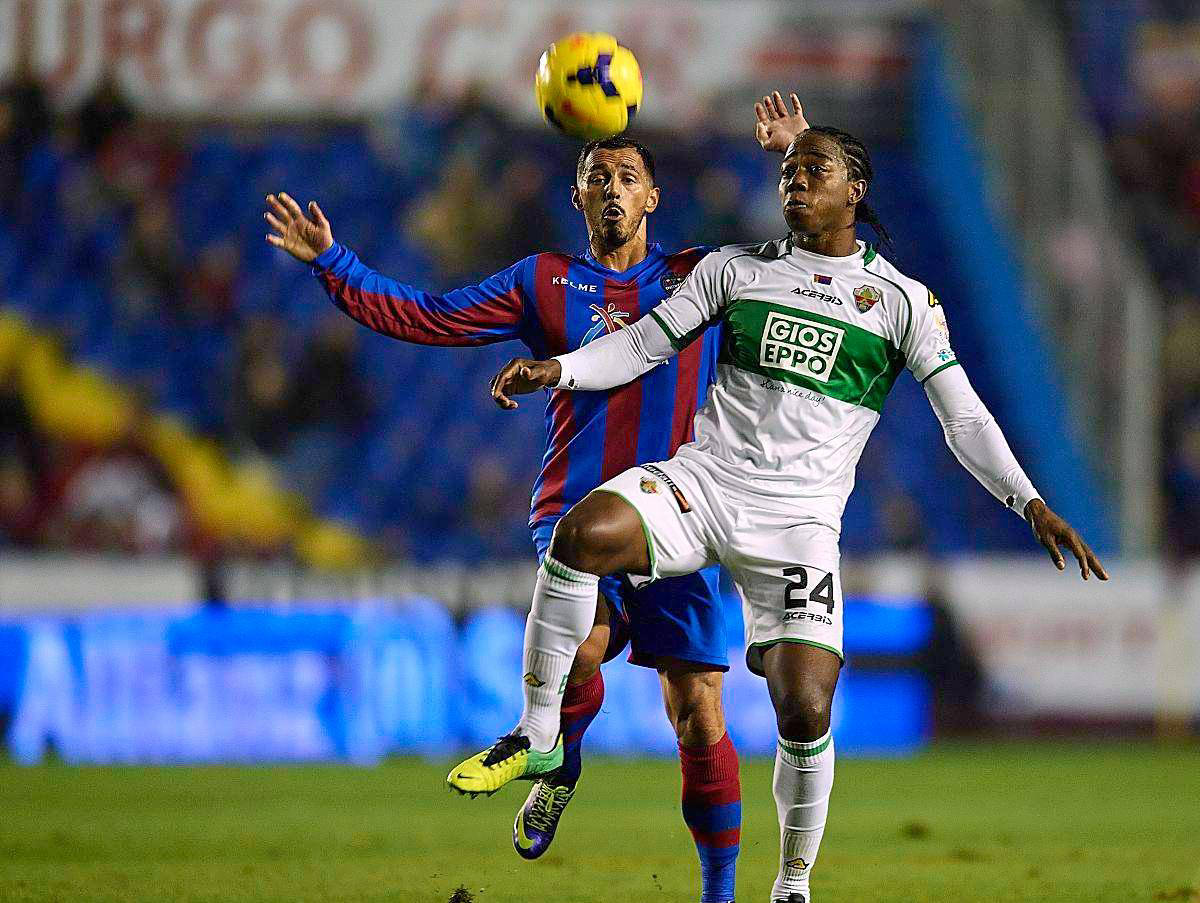 奥萨苏纳力争不败，笑傲对手