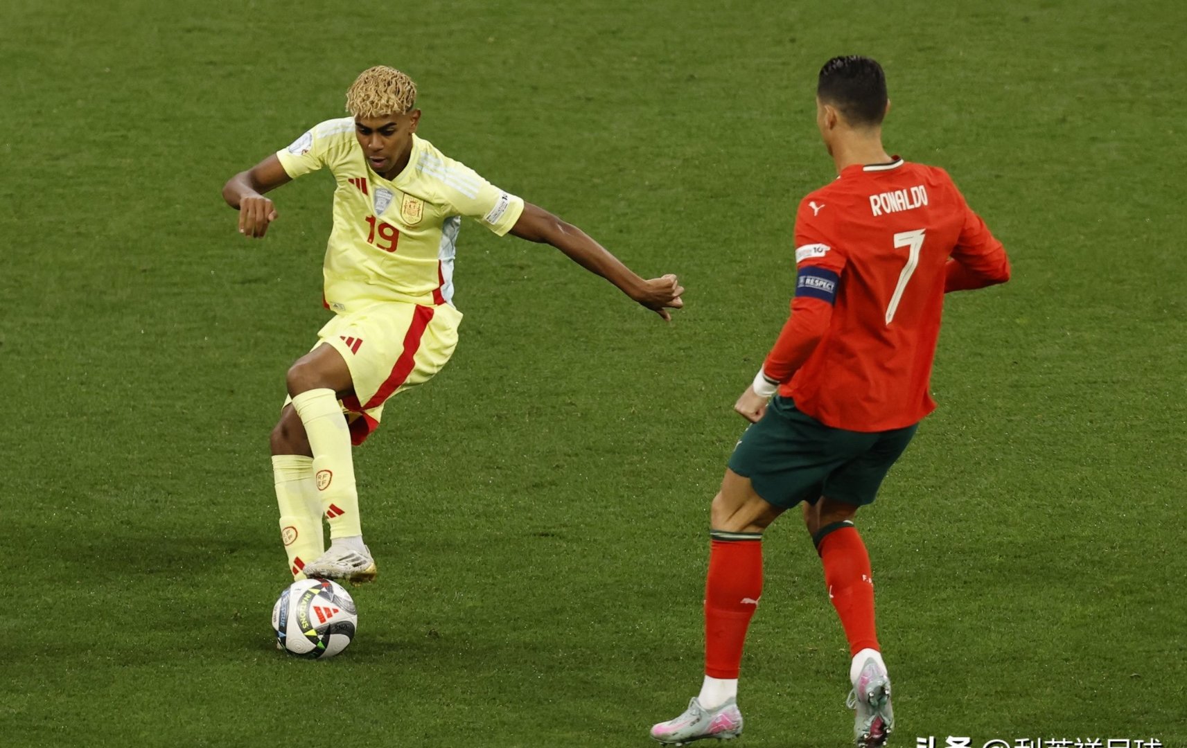 葡萄牙女足球员精湛技艺，轻松晋级次轮赛事