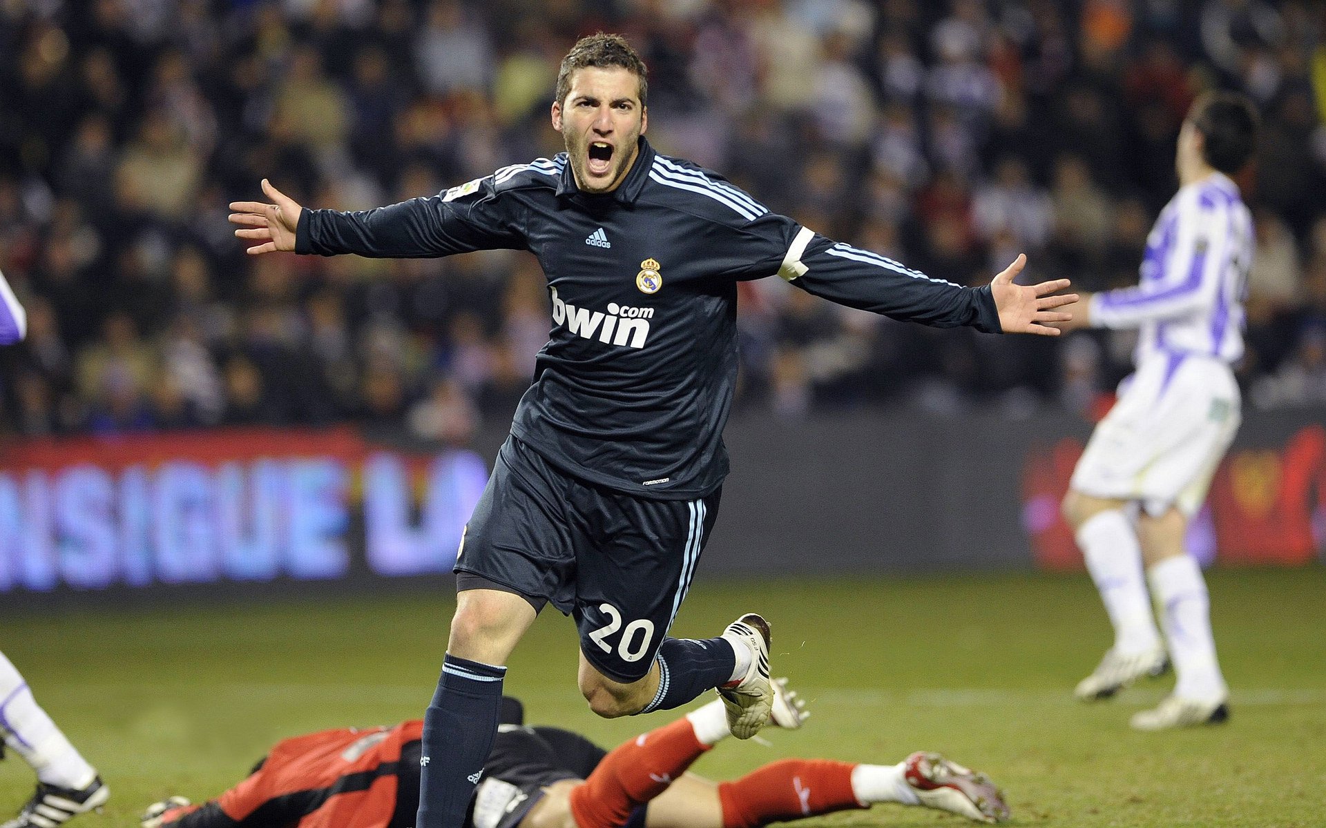 世俱杯-穆雷一记反手斜线宣告，表演时代落幕，联合杯逆袭拉沃尔杯